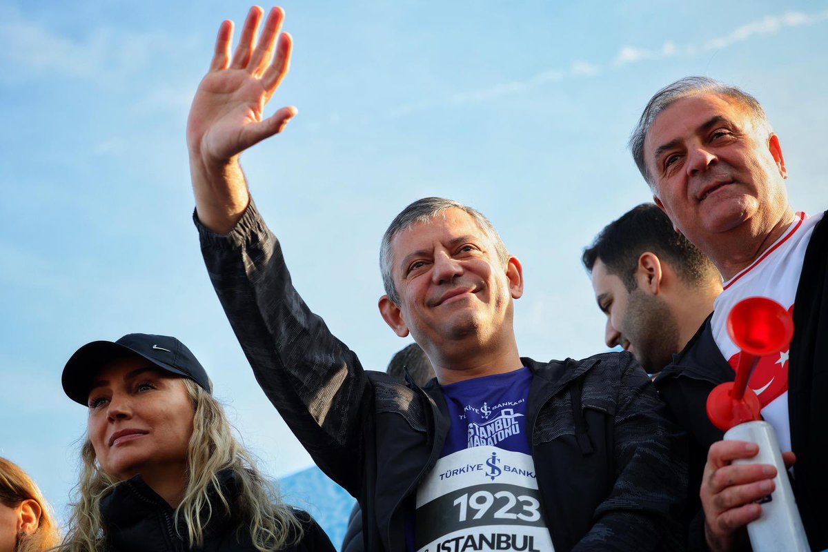 CHP Genel Başkanı Özgür Özel, İstanbul Maratonu'nda Eğitim İçin Koştu