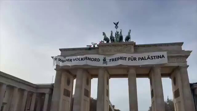 Almanya'da Filistin'e Destek İçin Brandenburg Kapısı'na Tırmanış