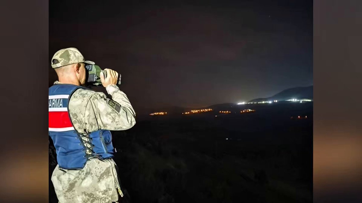 Türkiye Genelinde Göçmen Kaçakçılığına Büyük Darbe: 29 Organizatör Yakalandı, 687 Düzensiz Göçmen Ele Geçirildi