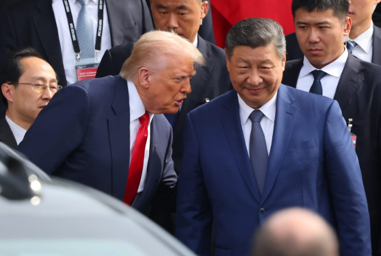 İngiltere'nin Çin ile Yakınlaşma Çabalarına Trump'tan 'Tehlikeli' Diyerek Sert Tepki