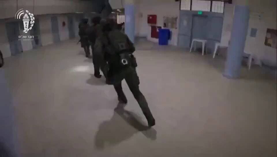 İsrail, İran Füze Saldırısı Sırasında Alkışlayan Mahkumları Cezalandırdı