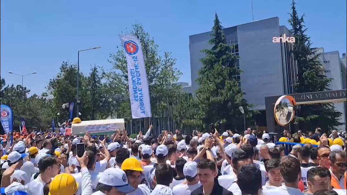 TÜRK-İŞ İşçileri Düşük Zamları Protesto Etmek İçin Maliye Bakanlığı Önünde Eylem Yaptı