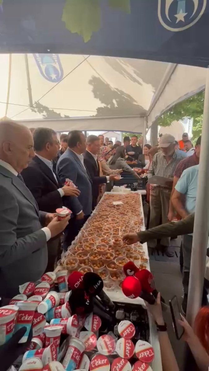 Özgür Özel, Ferdi Zeyrek İçin Cami Önünde Lokma Dağıttı