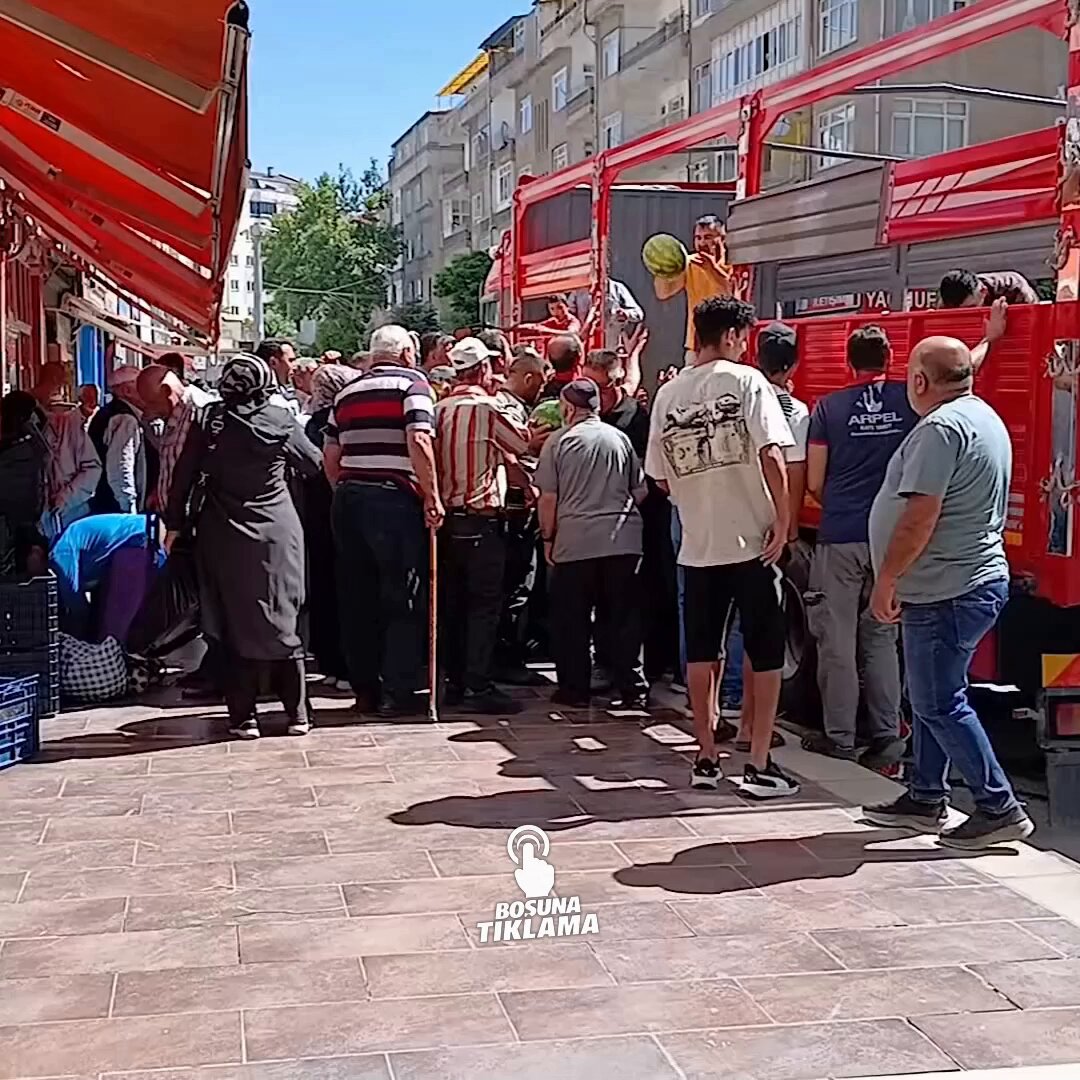 Niğde'de Esnaf Vatandaşlara 19 Ton Karpuz Dağıttı