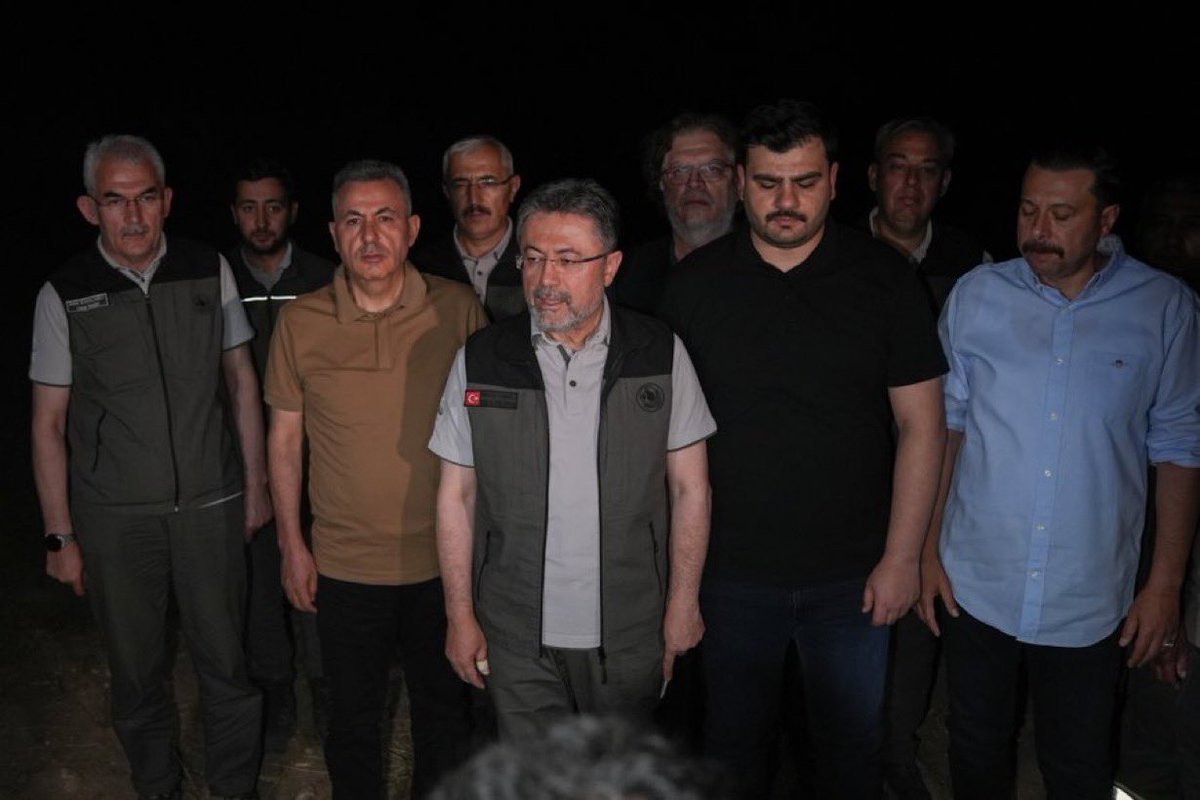 Türkiye Geneli 77 Yangın Çıktı: Manisa ve İzmir'de Söndürme Çalışmaları Devam Ediyor