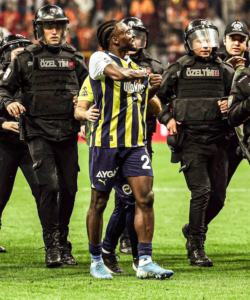 Osayi Samuel Fenerbahçe'den Ayrıldı: Şampiyonluk Beklentisi Devam Ediyor