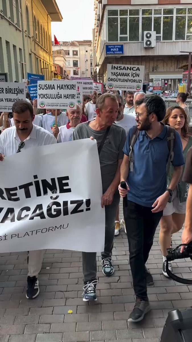 Eskişehir'de Emekli Pankartına Saldırı: Tartışma ve Yırtılan Sefalet Ücretine Teslim Olmayacağız! Pankartı