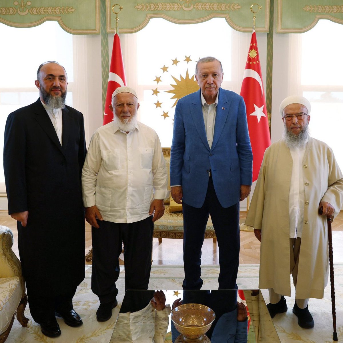 Cumhurbaşkanı, İsmailağa Cemaati lideri Fikri Doğan ve cemaat üyelerini Vahdettin Köşkü'nde ağırladı.