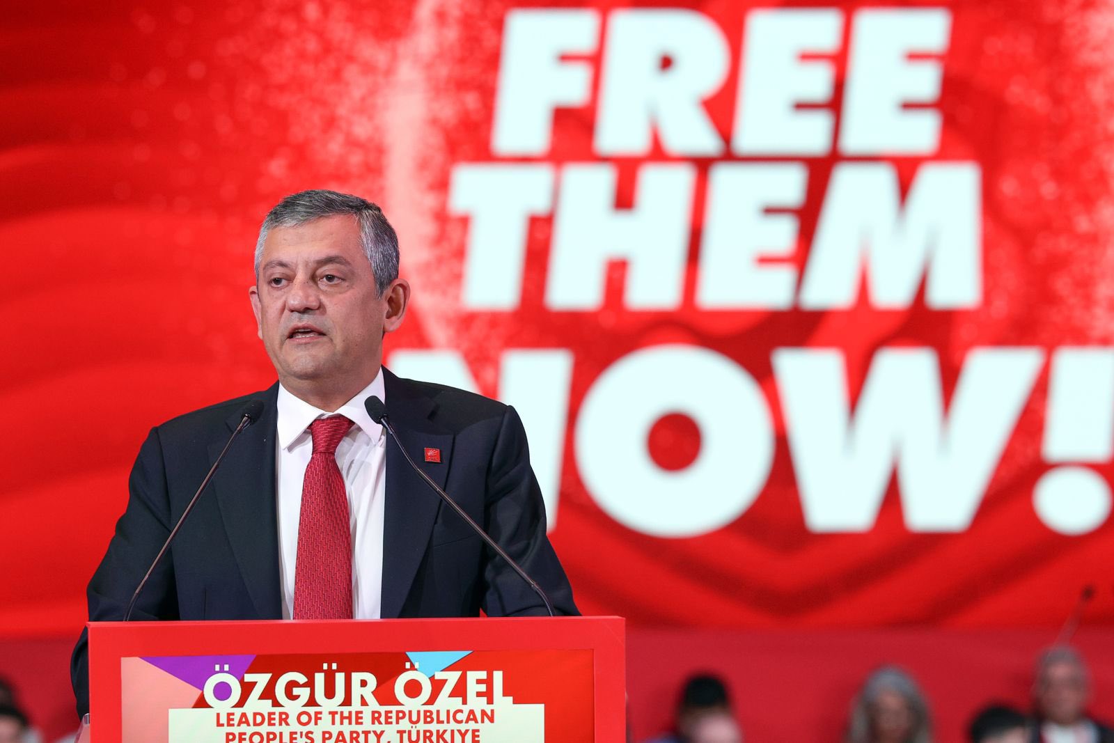 Özgür Özel’den Küresel Zirvede Sert Mesaj: 'Halkın İradesine Darbeye Karşı Mücadele Ediyoruz'
