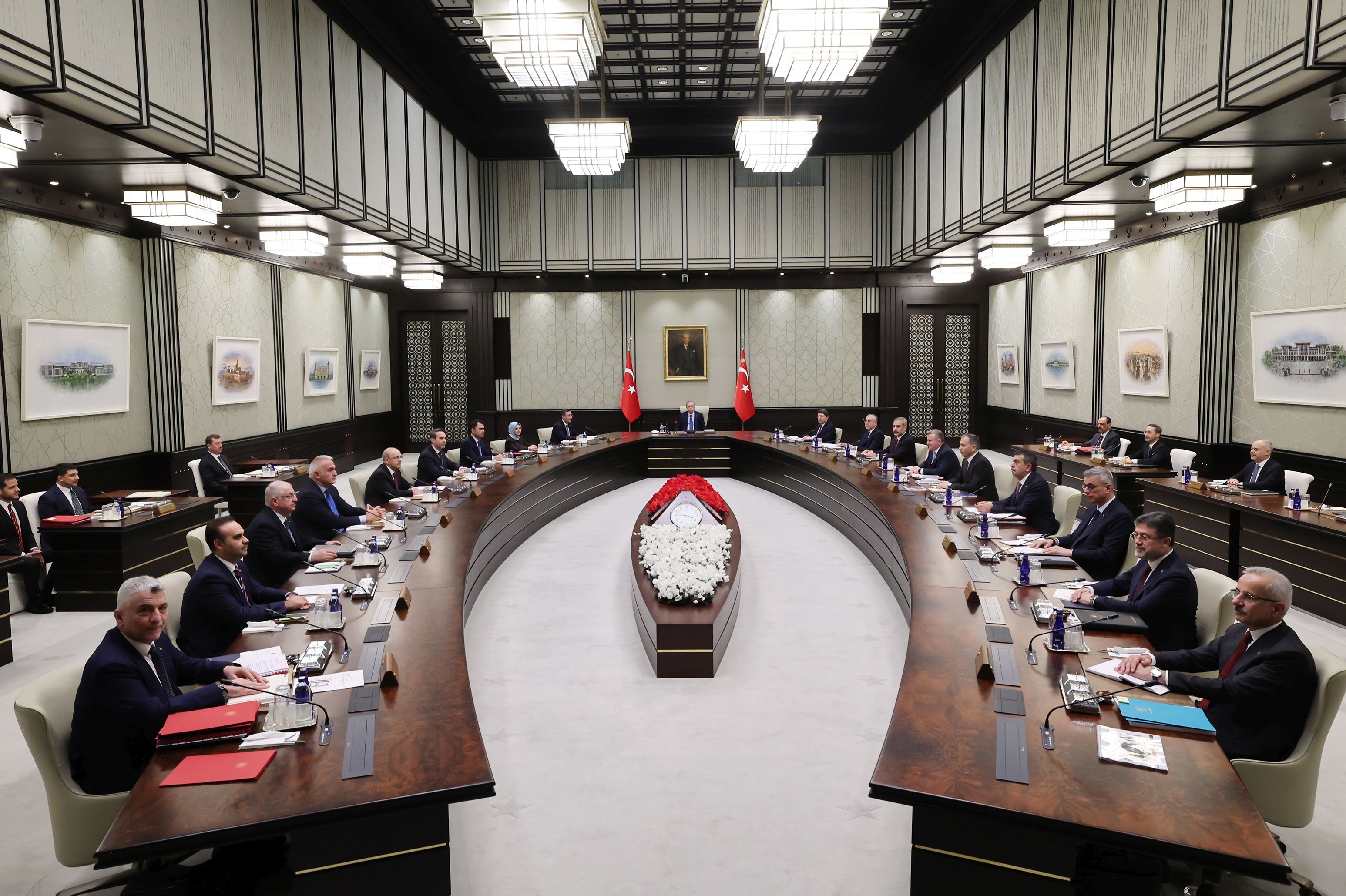 Kabinede Deprem mi? Görevden Alınma ve Yeni İsimler Ankara'yı Sallıyor!