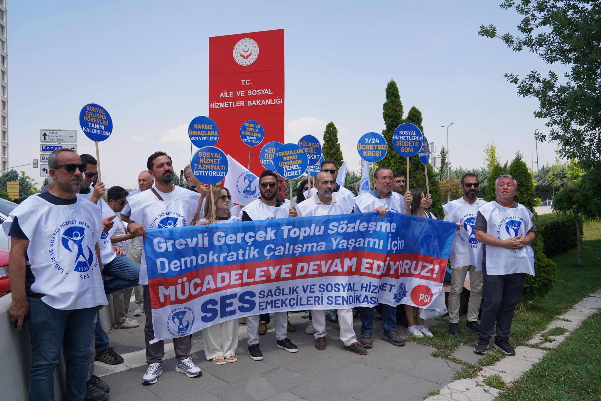 SAĞLIK EMEKÇİLERİ: GERÇEK TOPLU SÖZLEŞME İÇİN MÜCADELEYE DEVAM EDİYORUZ!