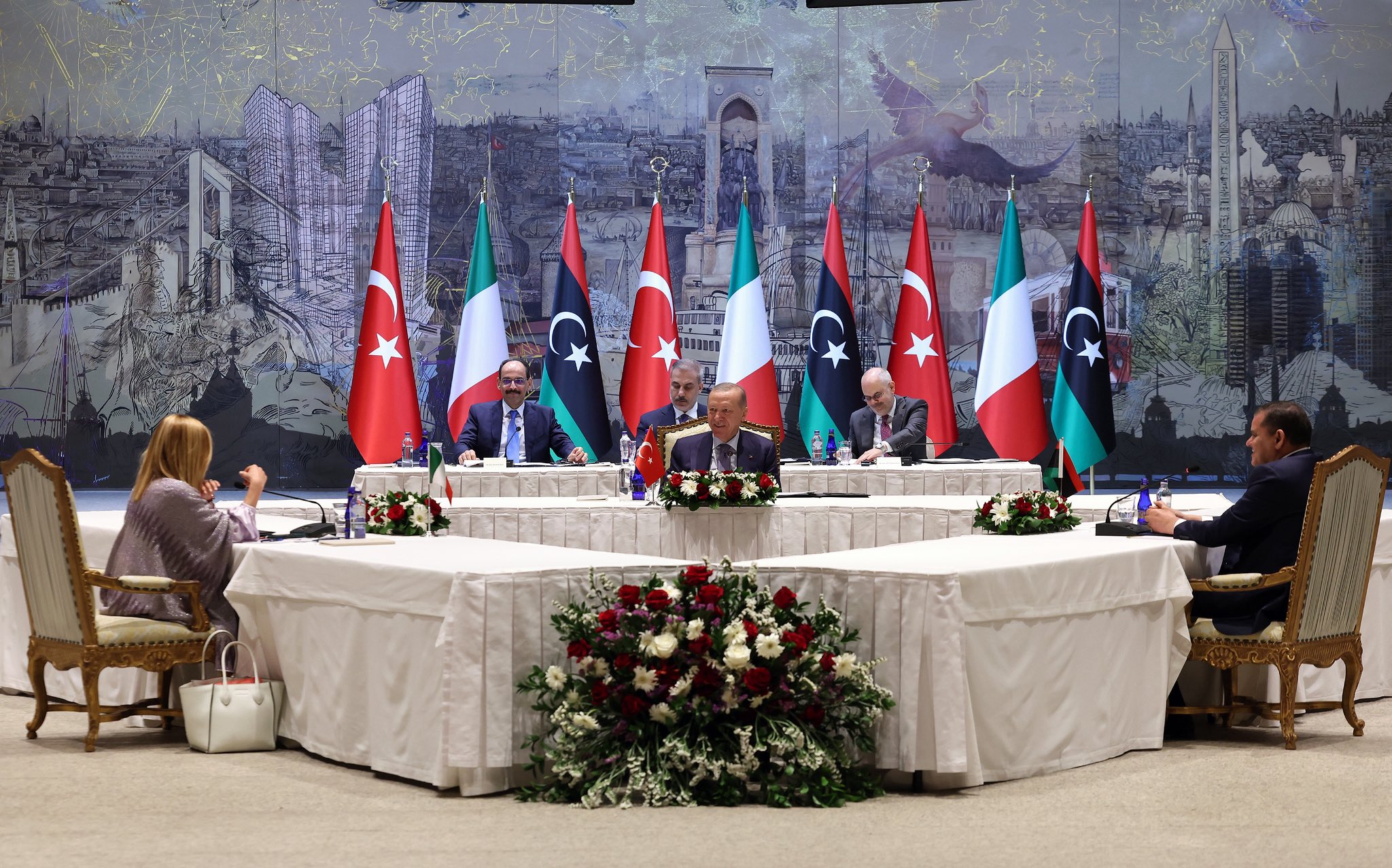 Erdoğan, Meloni ve Dibeybe Dolmabahçe'de Bir Araya Geldi: Akdeniz'de İş Birliği ve Gazze Krizi Masada