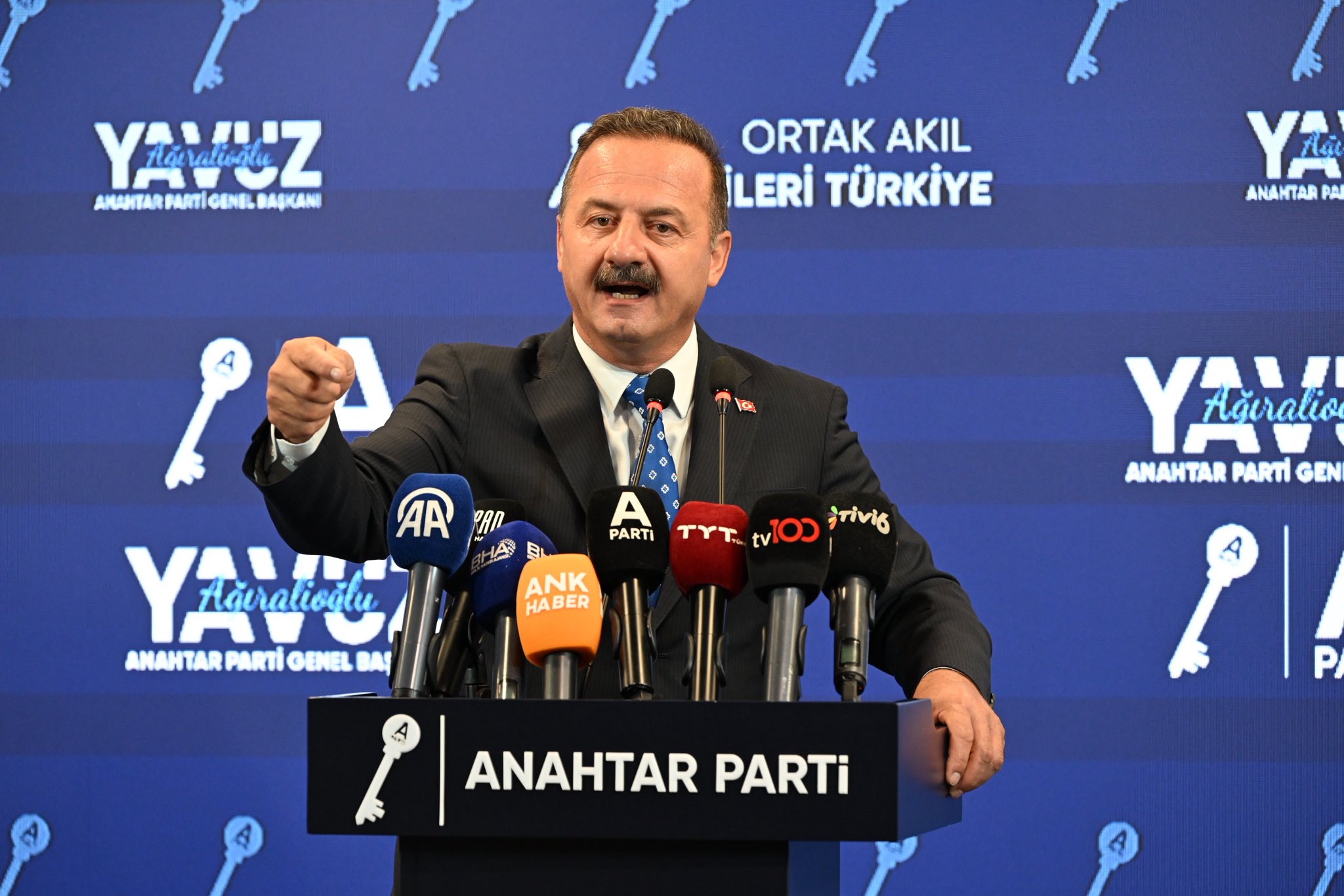 Yavuz Ağıralioğlu'ndan Cumhuriyet Uyarısı: CHP'yi Çivi Yapıp Kolonlara Çakabilirler!