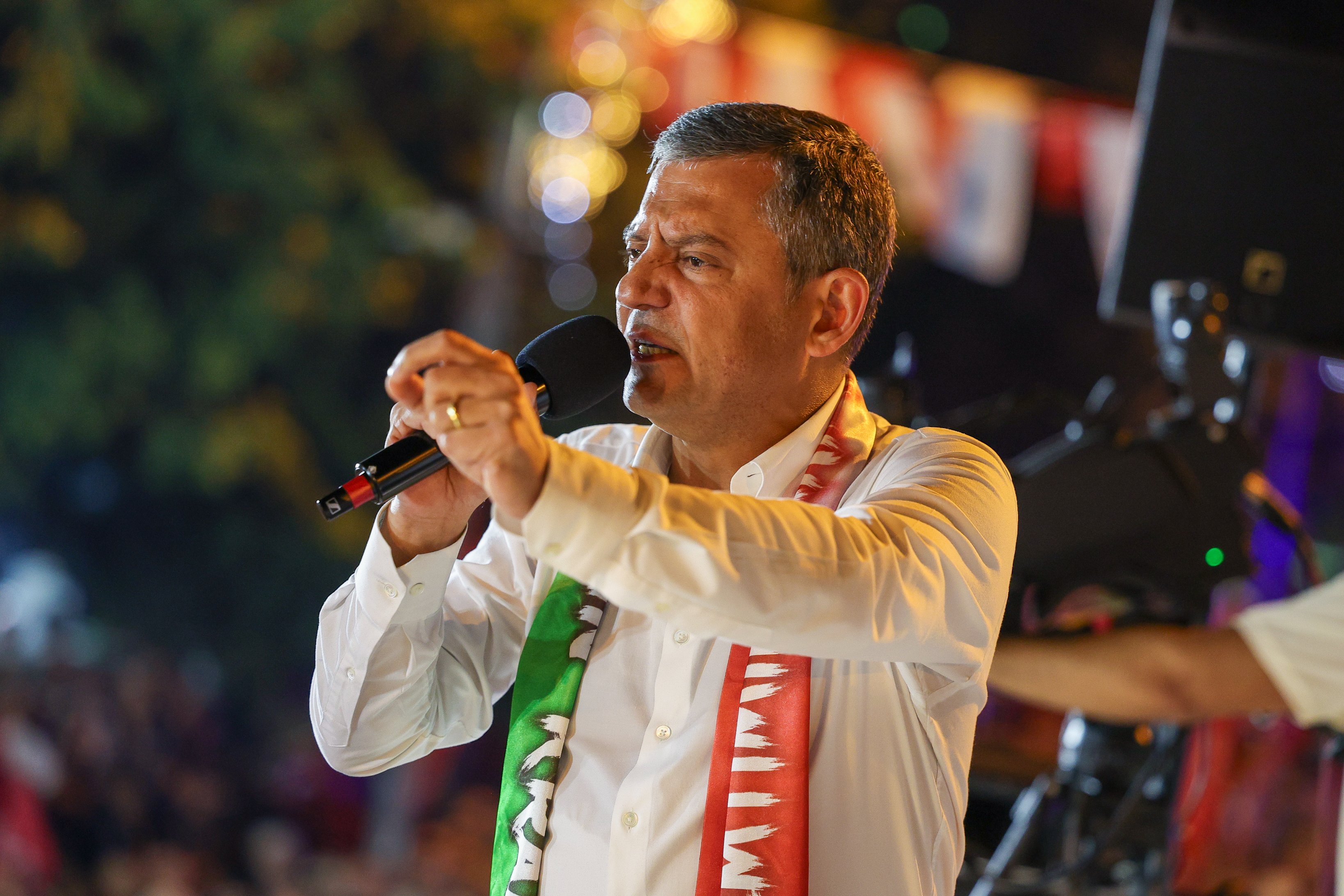 CHP Genel Başkanı Özgür Özel, Bayrampaşa'daki Mitingde Erdoğan'a Yönelik Sert Eleştirilerde Bulundu. 'Tayyip Bey, Yarın 12:00'yi Bekle.'