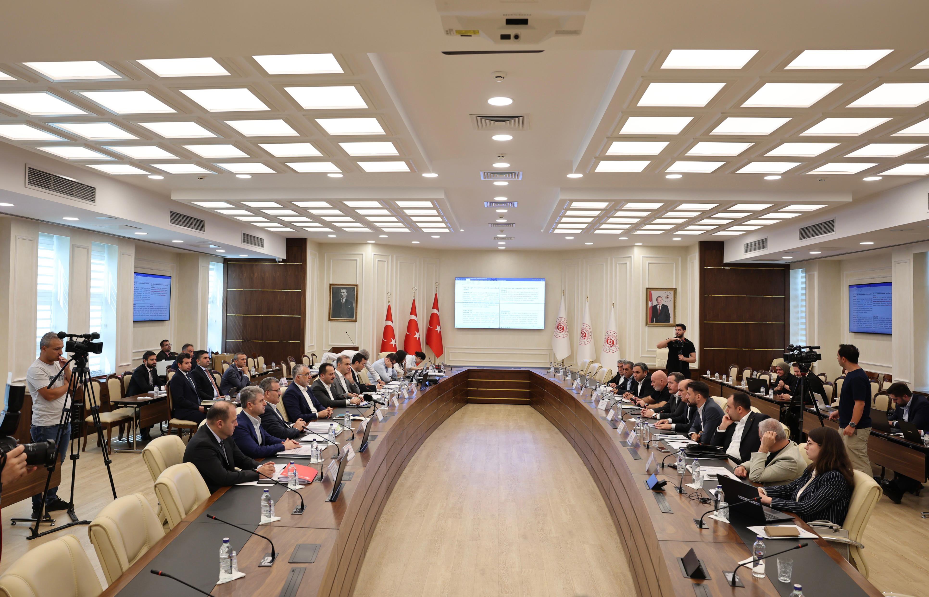 Vedat Işıkhan ve Memur-Sen Başkanı Toplu Sözleşme Görüşmeleri İçin Masaya Oturdu!