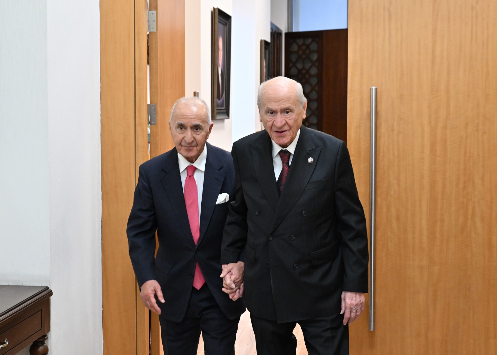 Çetin'den Bahçeli'ye Sürpriz Ziyaret: Siyasi Kulislerde Yeni Hamleler mi?