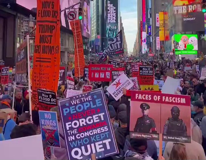 New York Times Meydanında Trump Karşıtı Protesto Gösterileri