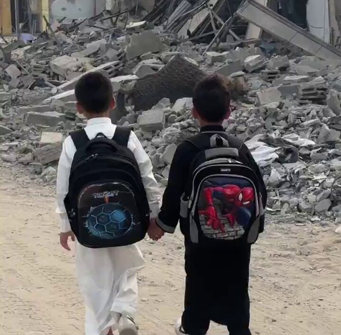 Gazze'de Çocuklar Uzun Bir Sürenin Ardından İlk Kez Okula Döndü