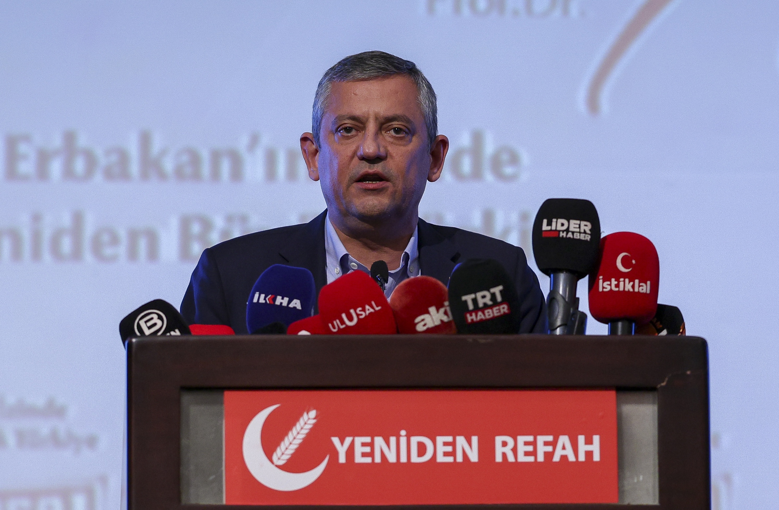 Özgür Özel Necmettin Erbakan'ı Anma Programında Konuştu: 'El Ele Verdiğimizde Tarihe İz Bırakırız'