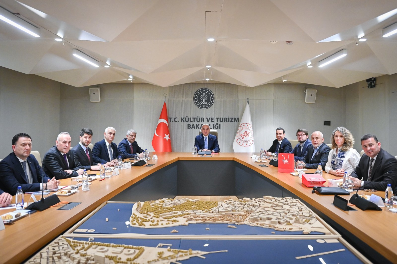 Bakan Ersoy TGA Üyeleriyle Buluştu: 'Sektörümüzün Dayanıklılığını Artıracak Adımlar Üzerinde Durduk'