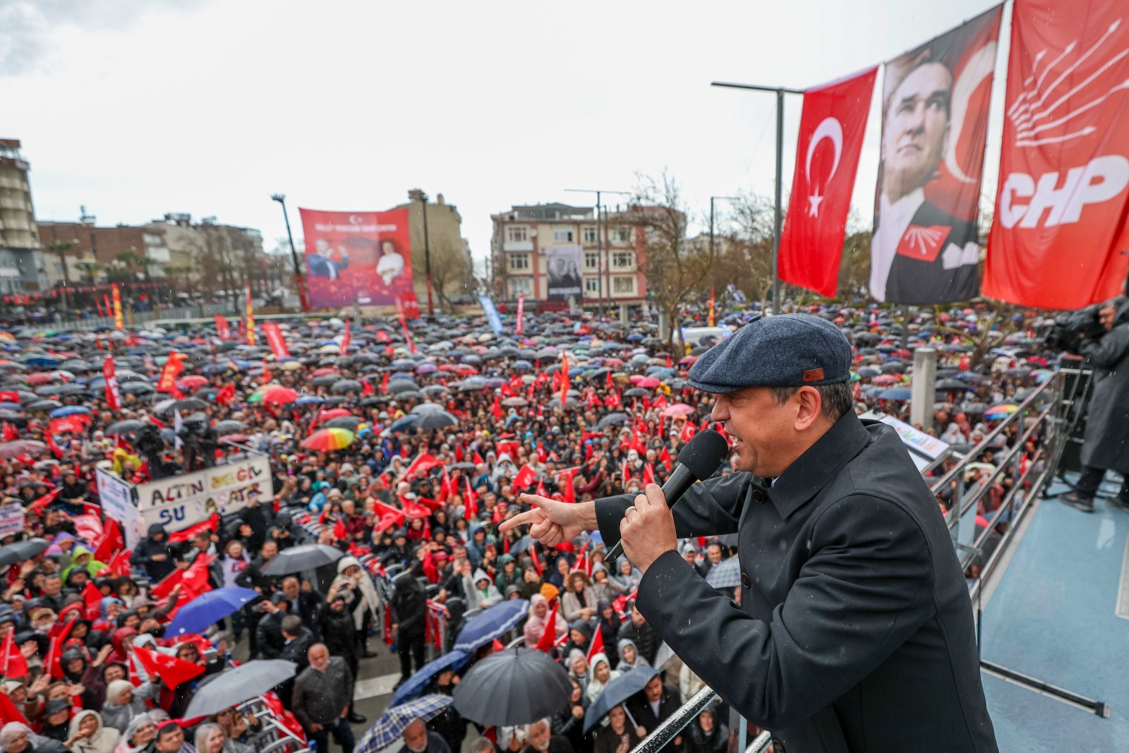 Özgür Özel: 'Bu meydanlar Teslim Olmadı! Darbeye Kalkışanlar Milleti İnandıramadı'