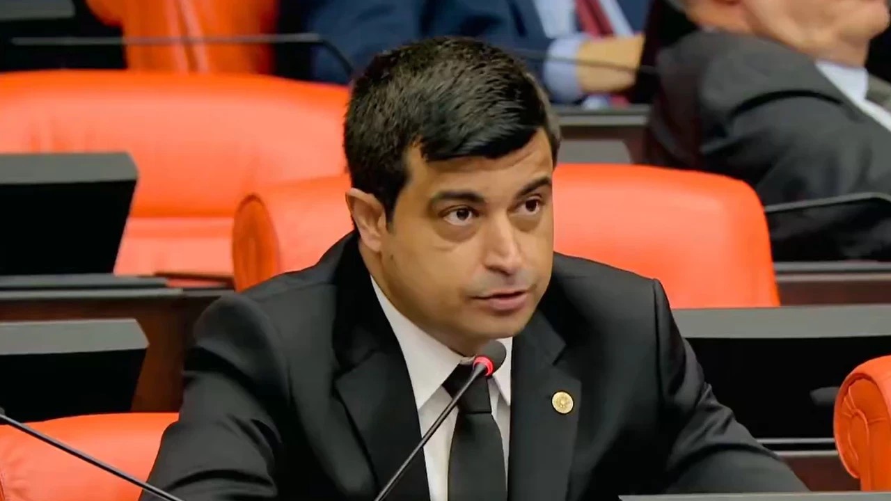 CHP Ankara Milletvekili Deniz Demir : KYK Burslarındaki Artış 'Kağıt Üstünde' Kaldı: 2002'de 4 Gram Altın Alınırken Bugün 1 Gram İçin 2 Burs Gerekiyor!