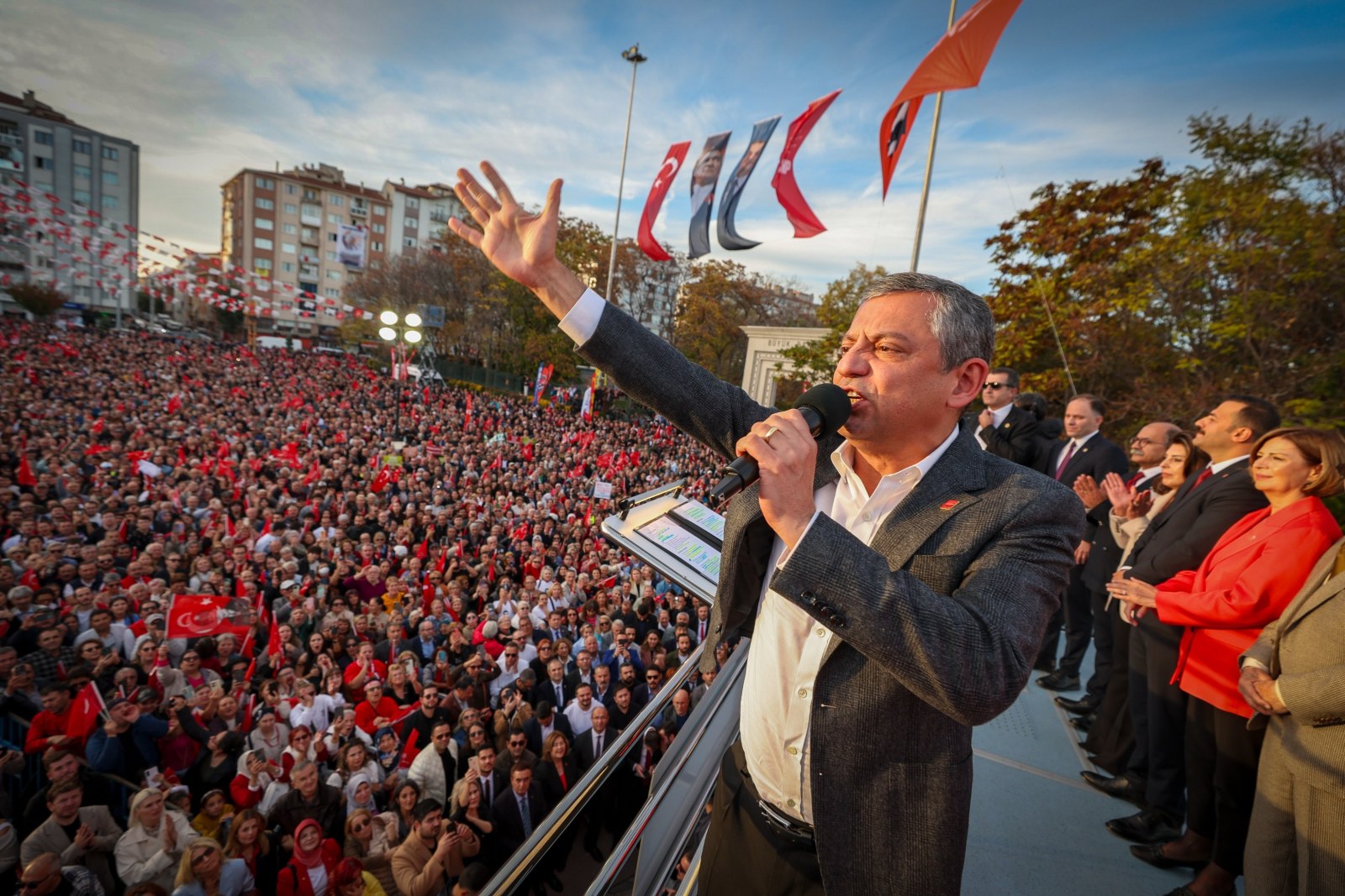 Özel'den 29 Ekim Mesajı : 'Darbeciler Tarihte Başarılı Olamadı, Bundan Sonra da Olamayacak!'