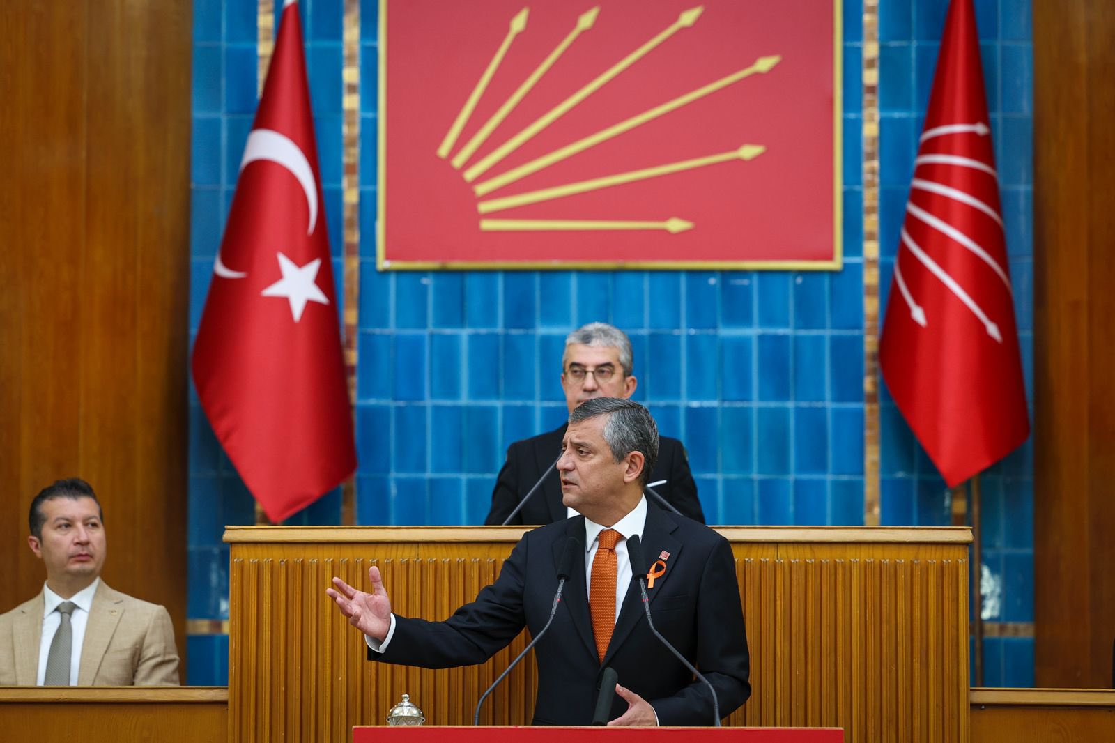 Özgür Özel'den Tarihi Özür ve Başsavcı Akın Gürlek'e Soru: 'Başka Gelirin Var Mı?'