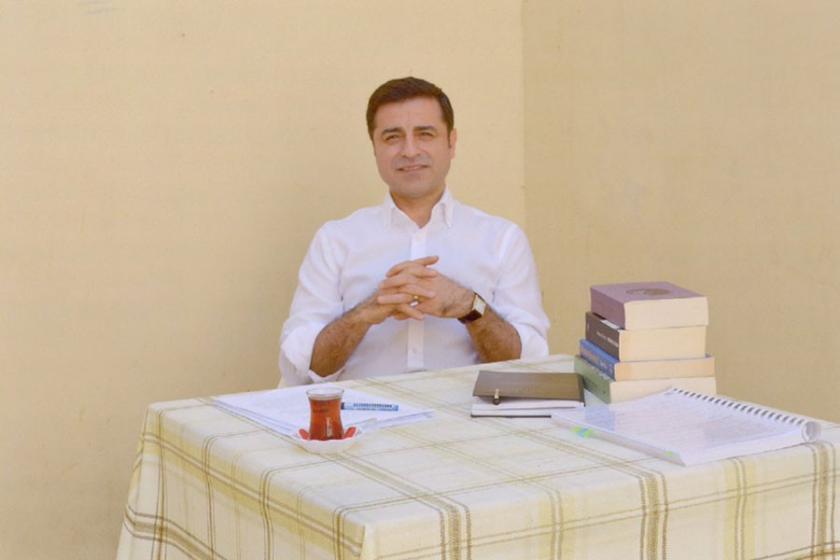 Demirtaş'tan Cezaevinden Teşekkür: Bahçeli ve Özel'i 'Cesaret' ve 'Erdem' İle Kutladı.