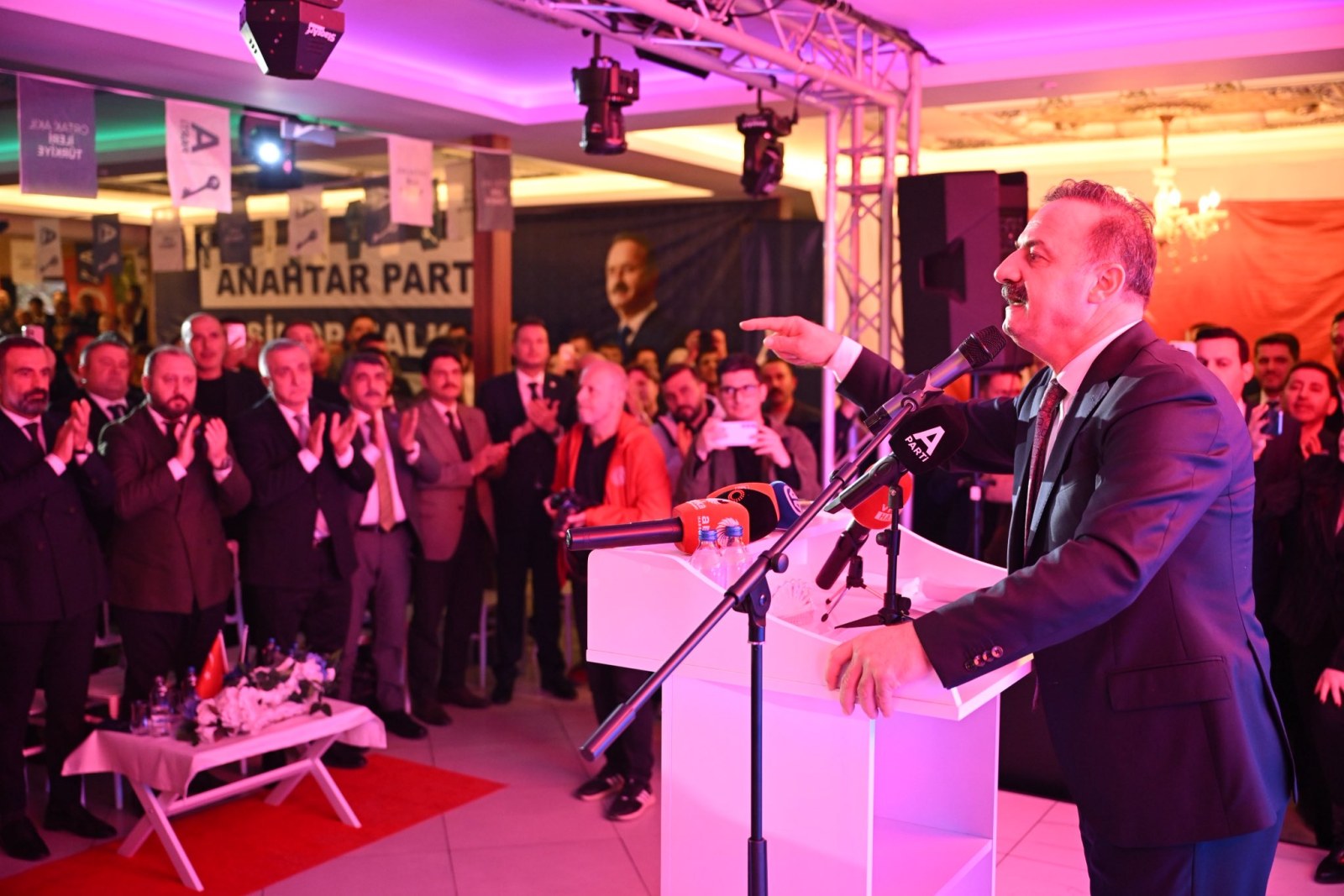 Ağıralioğlu'ndan İktidara Sert Eleştiri: 'Teflon Tava Gibi Üstlerine Hiçbir Şey Yapışmıyor'