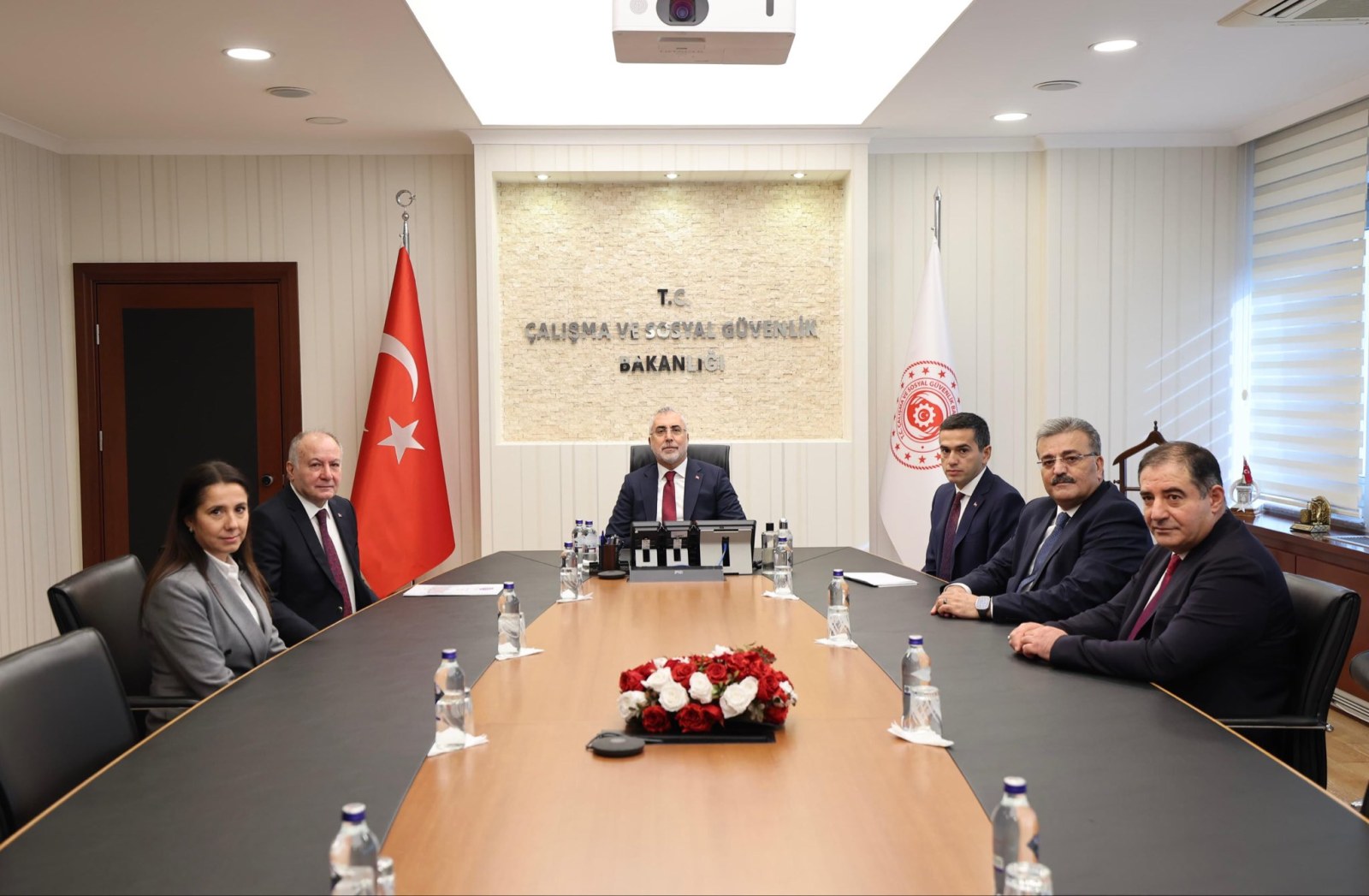 TÜRK-İŞ'ten Sessiz Çıkış: Asgari Ücret Talebi Belli Oldu.