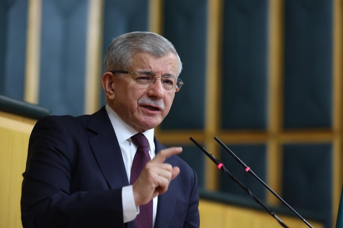 Davutoğlu, Trump'ın Grönland Girişimini 'Pervasız' Olarak Nitelendirdi