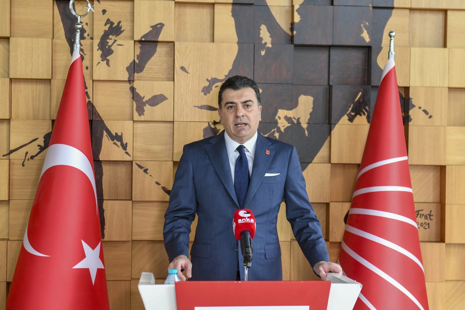 CHP Sözcüsü Zeynel Emre : 'İkili Yargı' ve 'Kumpas' Suçlaması: 'VIP Sanık Serbest, 'Ben Suç İşlemedim' Diyen Tutuklu'