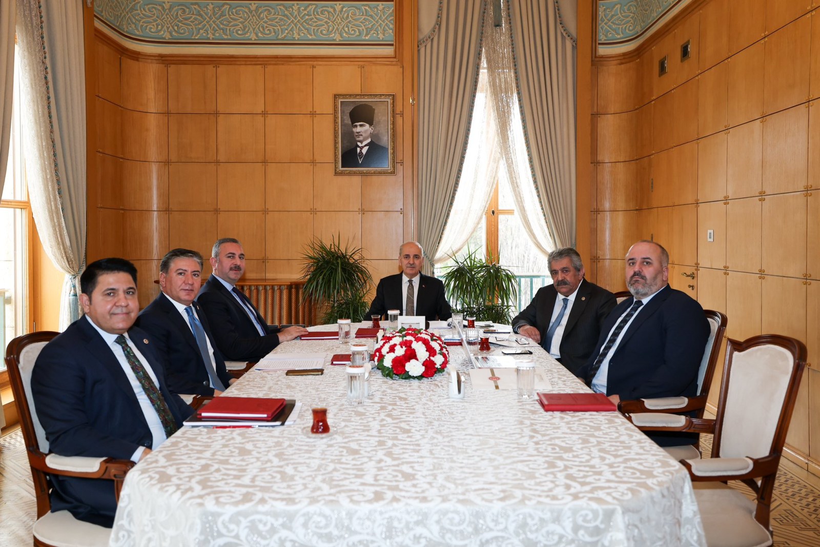 Kurtulmuş, Siyasi Parti Temsilcileri ile Komisyon Çalışmalarını Görüştü